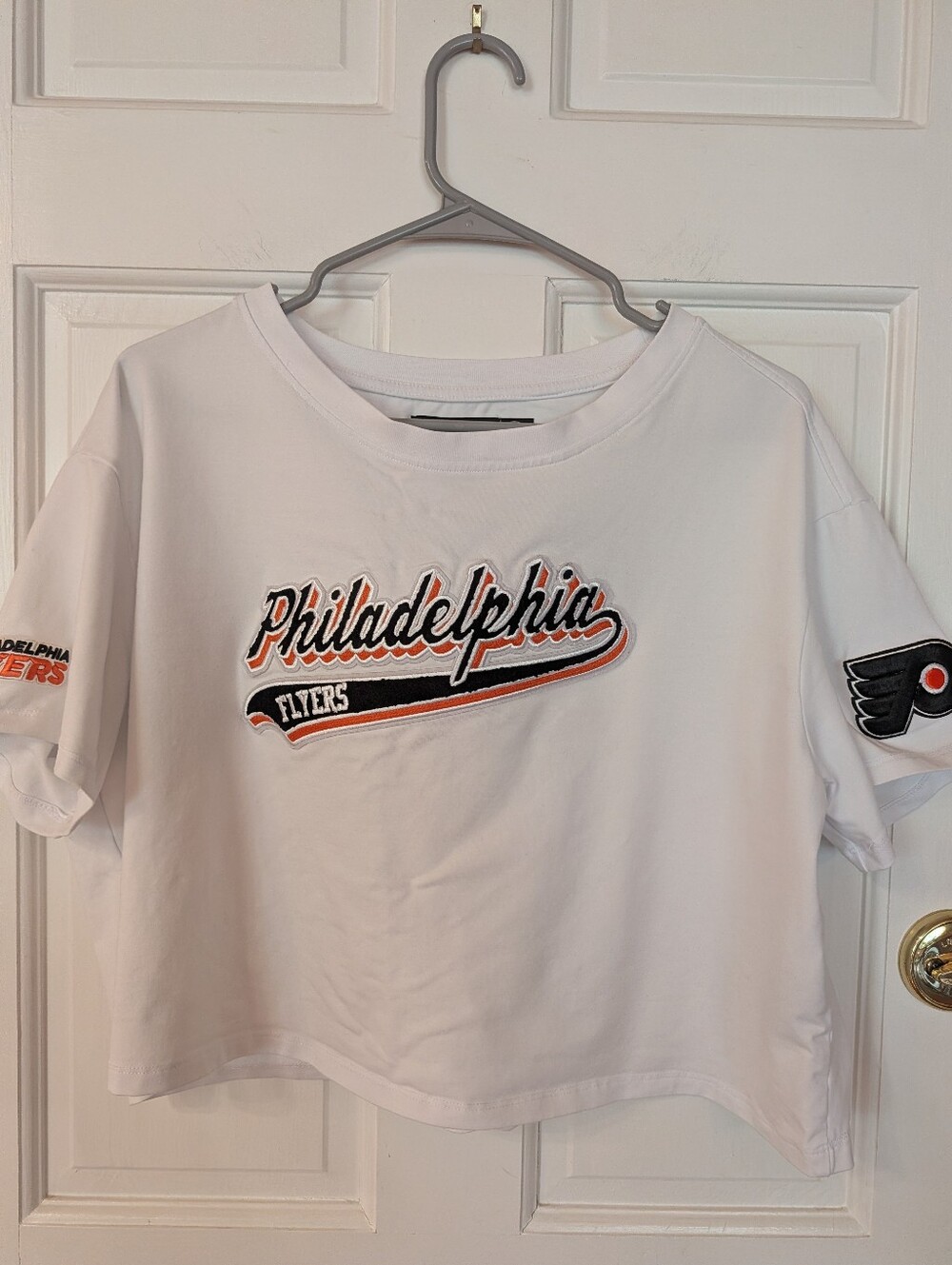 Philadelphia Flyers NHL Pro Standard White Boxy Script Tail Cropped T-Shirt Sz L